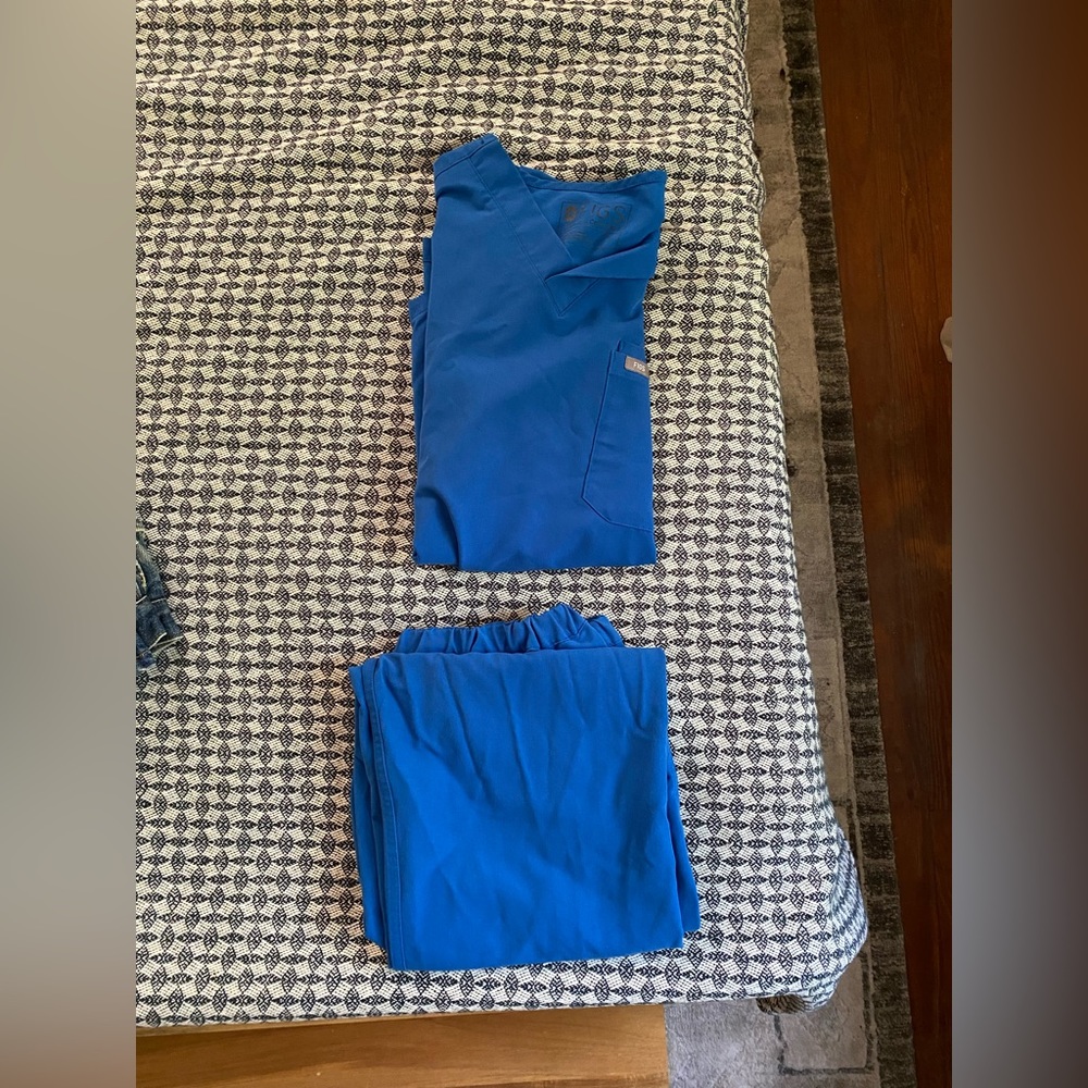 FIGS scrubs mens short sleeve shirt and pants matching set blue medium
